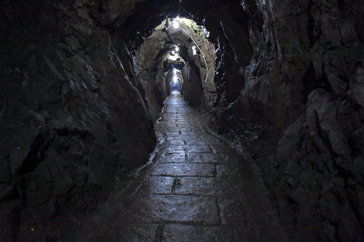Jiumenkou Great Wall tunnel
