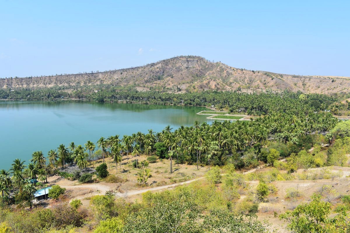 Twin Taung lake