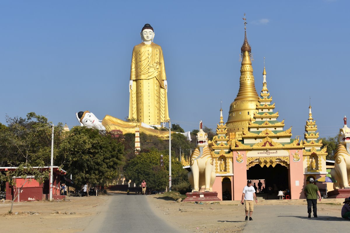 Giant Standing Buddha statue Laykyun Sekkya