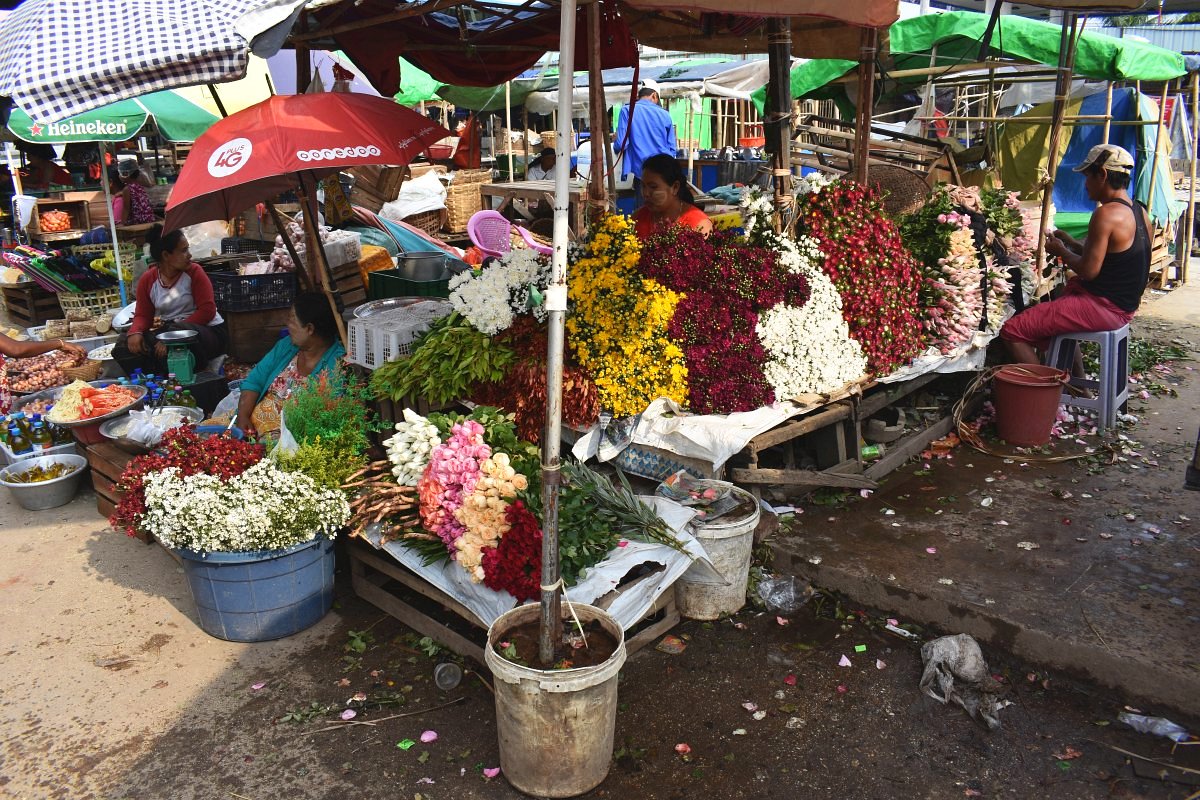 Local market in Dala