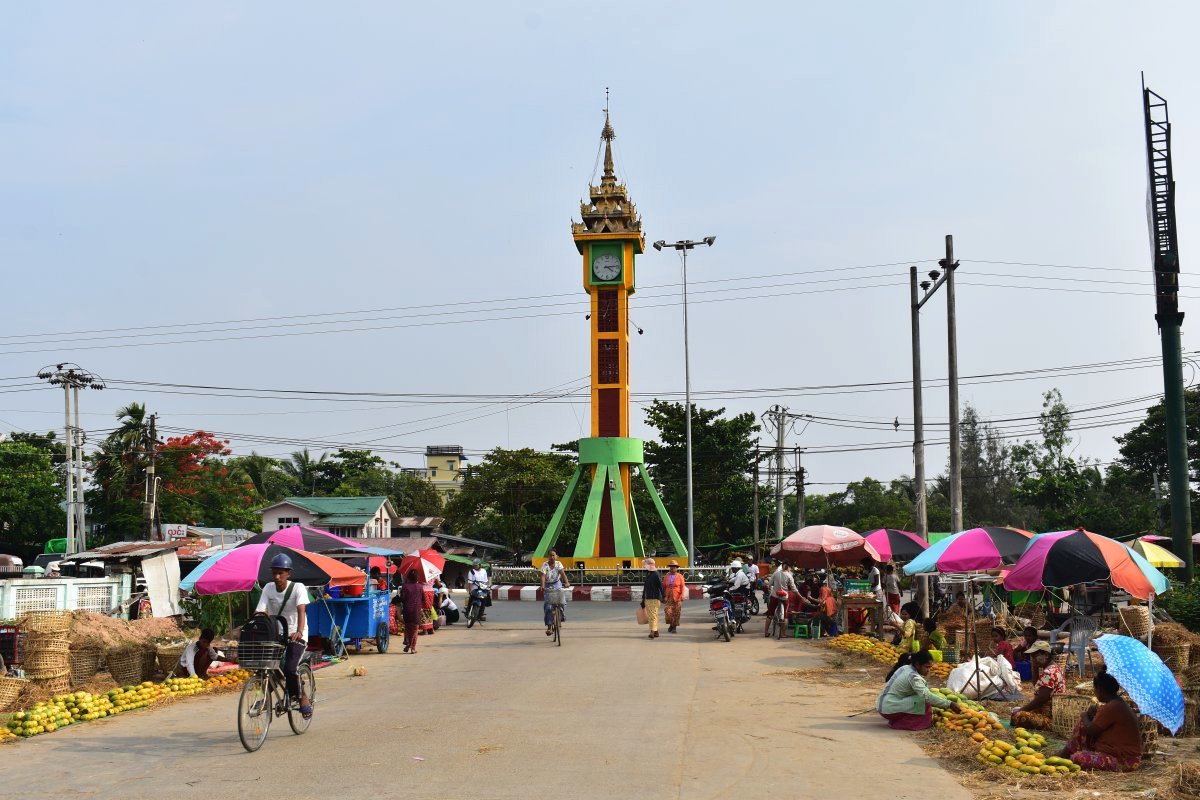 Clock-tower roundabout in Dala