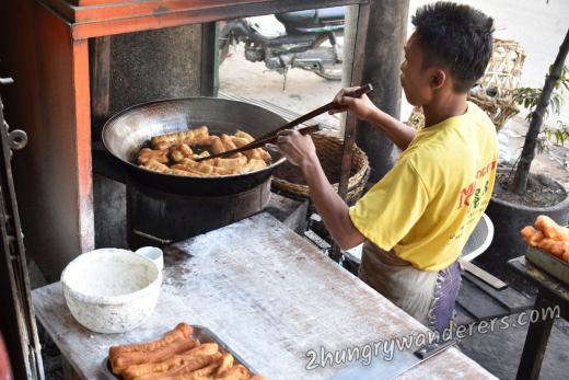 And the puffy and crispy breads are drained from the oil and ready