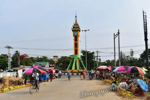 Clock-tower roundabout in Dala